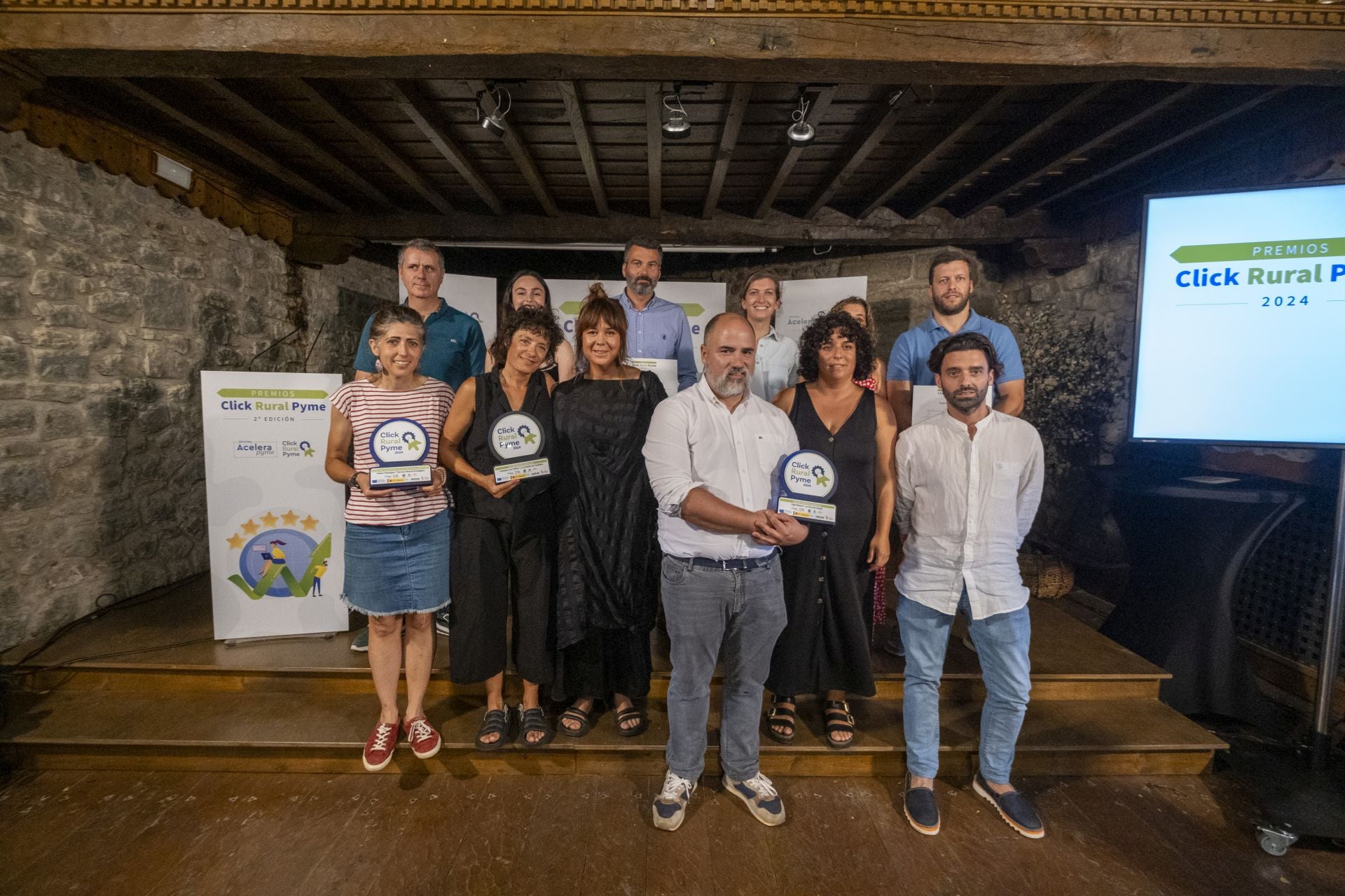 Los ganadores de Click Rural Pyme posan con el premio junto a los clasificados en cada una de las tres categorías.