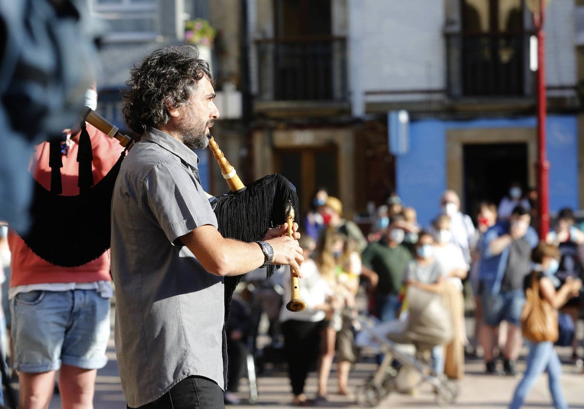 Los gaiteros se concentraron en la plaza del Ayuntamiento de Villaviciosa en honor a Javier Solares tras su muerte.