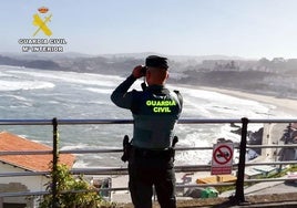 Un Guardia Civil vigila la zona costera.