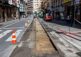 La firma adjudicataria inicia la reparación de un carril, el martes, en la calle Julián Ceballos.