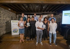 Los ganadores de Click Rural Pyme posan con el premio junto a los clasificados en cada una de las tres categorías.