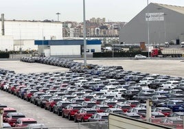 Coches nuevos en el puerto de Santander.