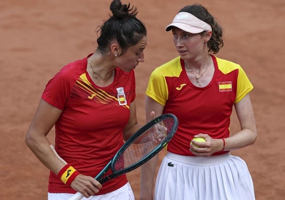 Sara Sorribles y Cristina Bucsa durante el partido de este jueves.