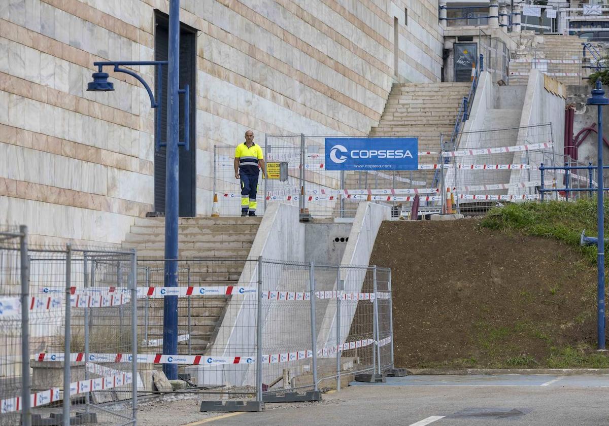 Un operario junto a los fosos de dos de los tres tramos de escaleras que salvarán el desnivel entre Gamazo y Reina Victoria.