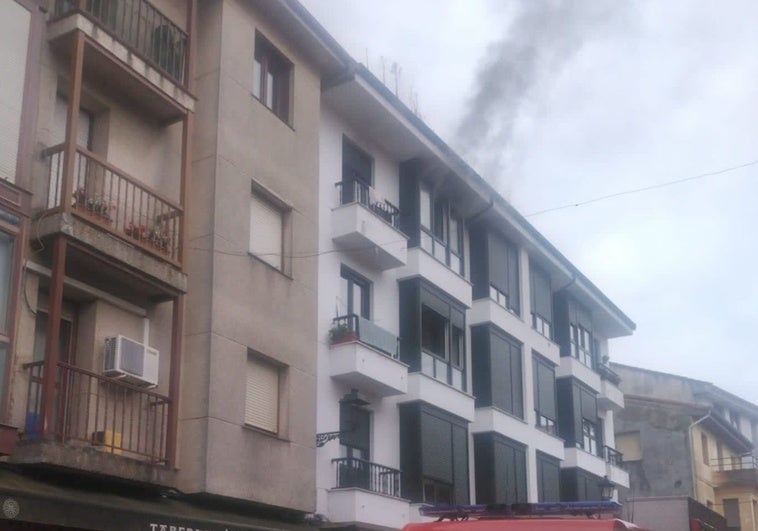 El humo saliendo por las ventanas de la vivienda de Ampuero.