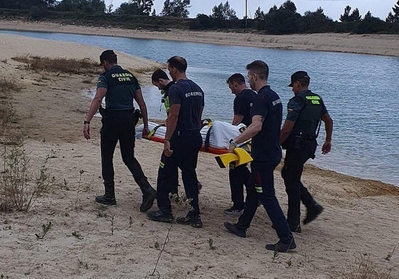 Operarios del cuerpo de rescate, este jueves en el pantano de Arija.