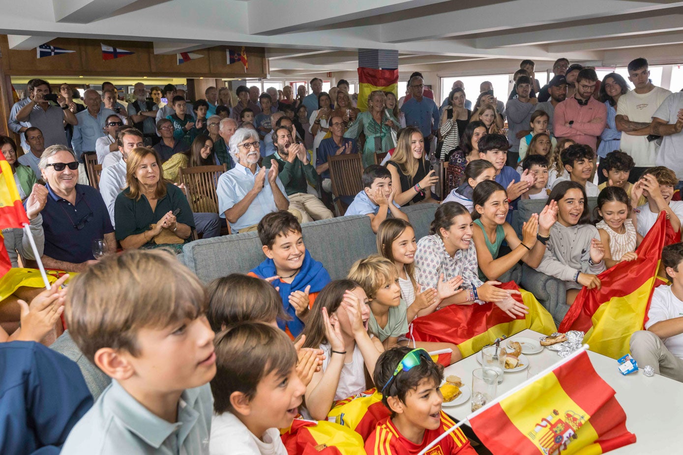 Los jóvenes se sentaron en primera fila para no perderse ningún detalle de la regata.