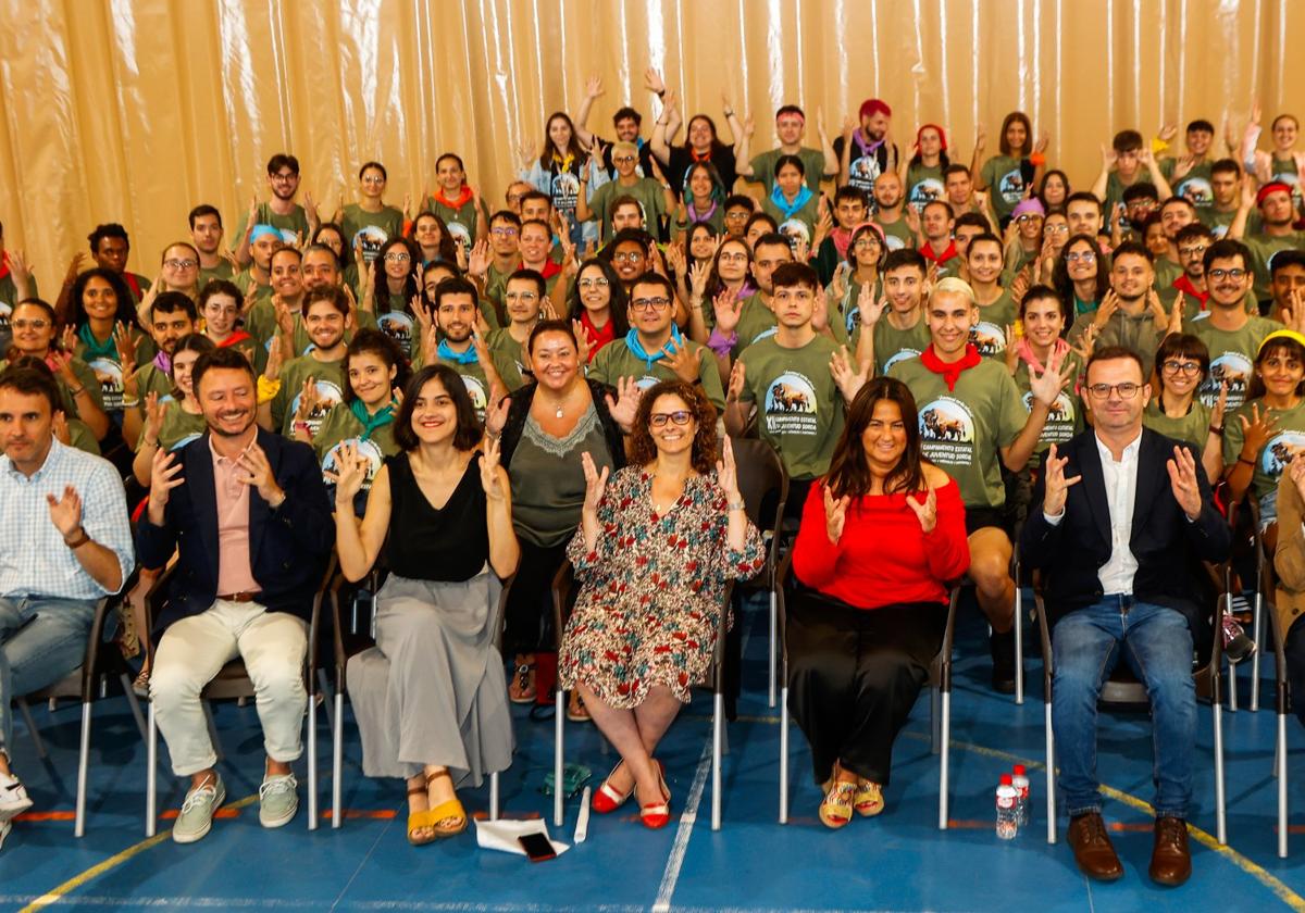 Participantes, monitores y representantes institucionales que han hecho posible el campamento.