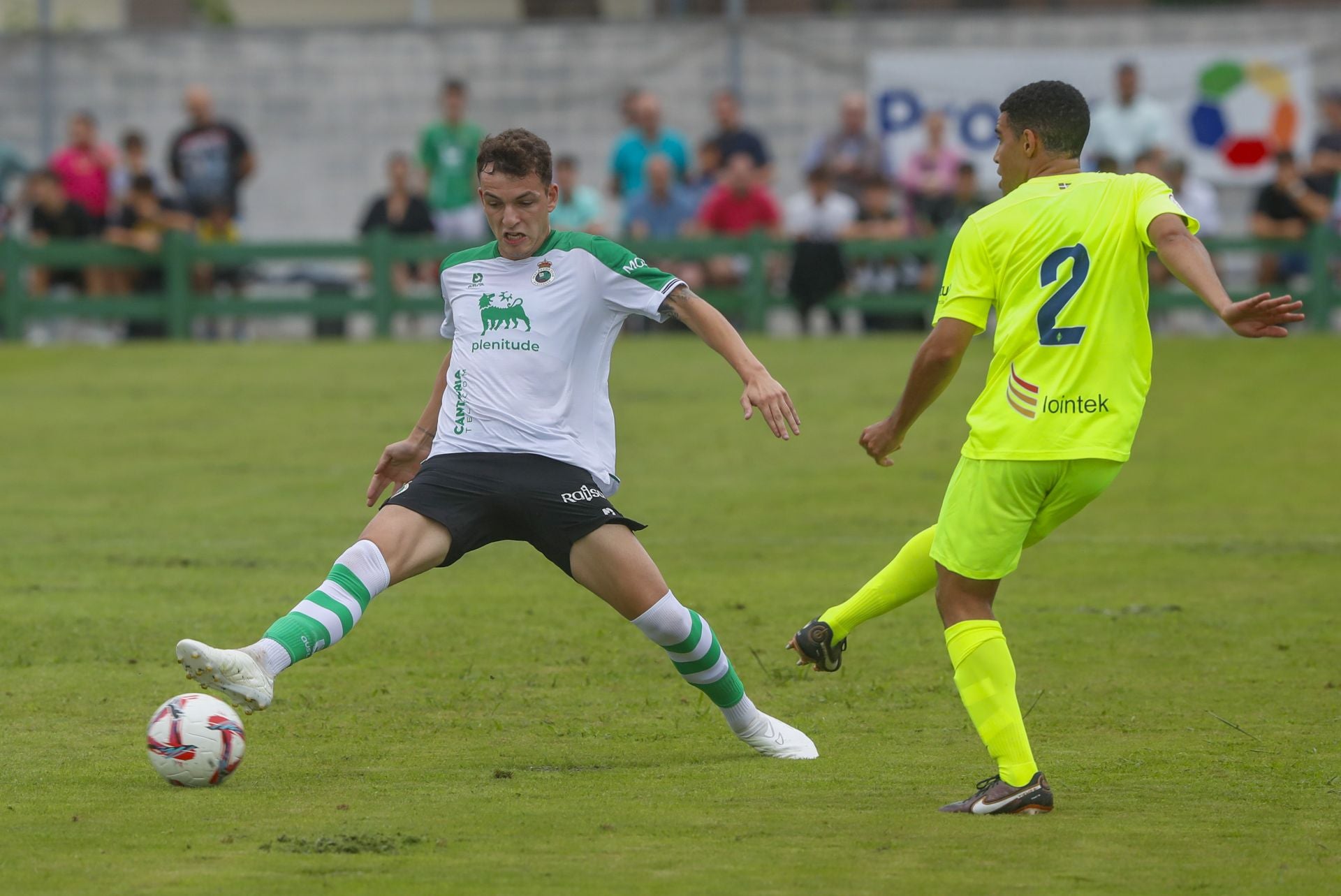 Íñigo Vicente controla la pelota ante Alex Carbonell