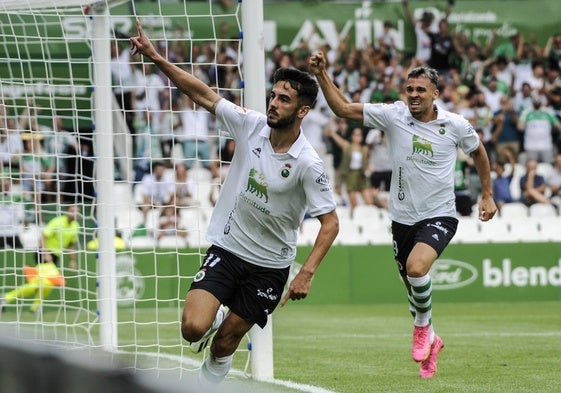 Andrés Martín celebra su gol ante el Amorebieta en El Sardinero el curso pasado