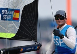 Florian Trittel y Diego Botín, con los integrantes del equipo español de vela tras la regata.