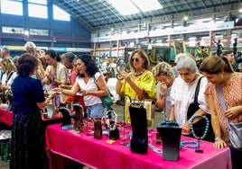 Clientes se interesan por unos artículos, este viernes, en uno de los 95 expositores que hay en la Feria de Desembalaje, en Torrelavega hasta el domingo