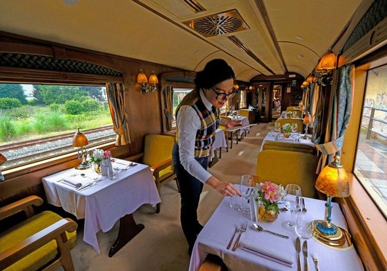 La metre Elena Pérez prepara las mesas del comedor antes de que los pasajeros regresen de su visita a Santillana del Mar.