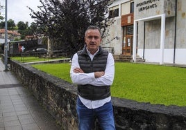 El popular Ángel Bordas en el entorno del Ayuntamiento de Liérganes.