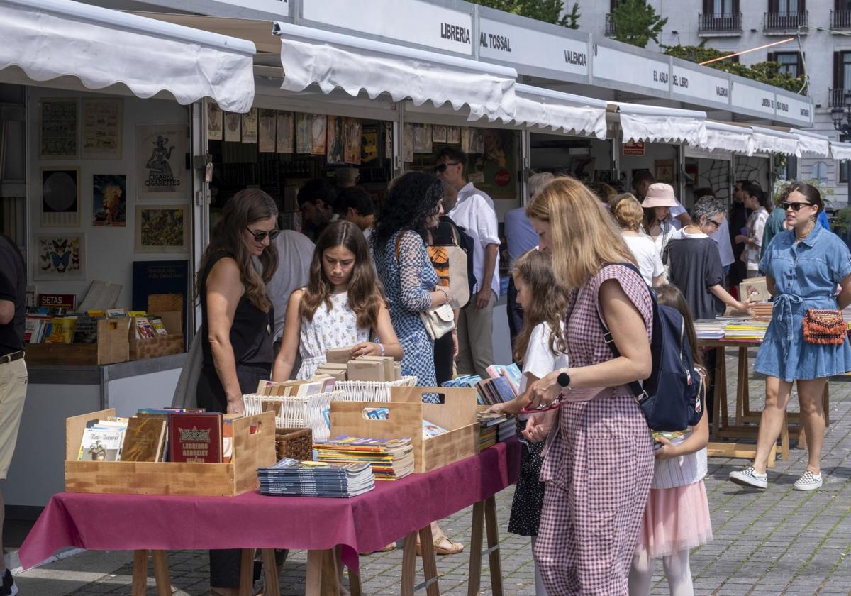 La Feria del Libro Viejo está instalada en la Plaza Alfonso XIII