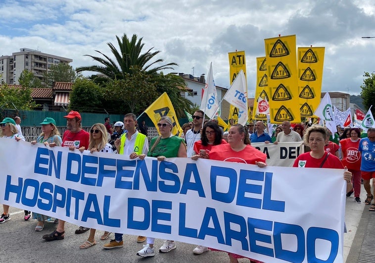 Cabeza de la manifestación con lemas en defensa del Hospital.