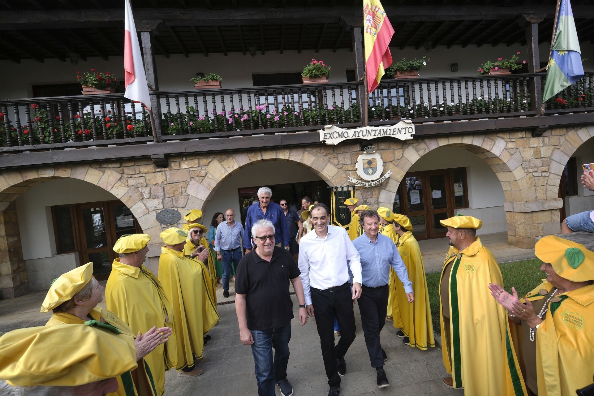 Leo Harlem en el paseo de honor, acompañado del alcalde, Enrique Bretones, y aplaudido por los cofrades del Limón de Novales.