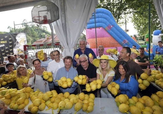 Leo Harlem, en el centro de la imagen rodeado de otros famosos, políticos y limones