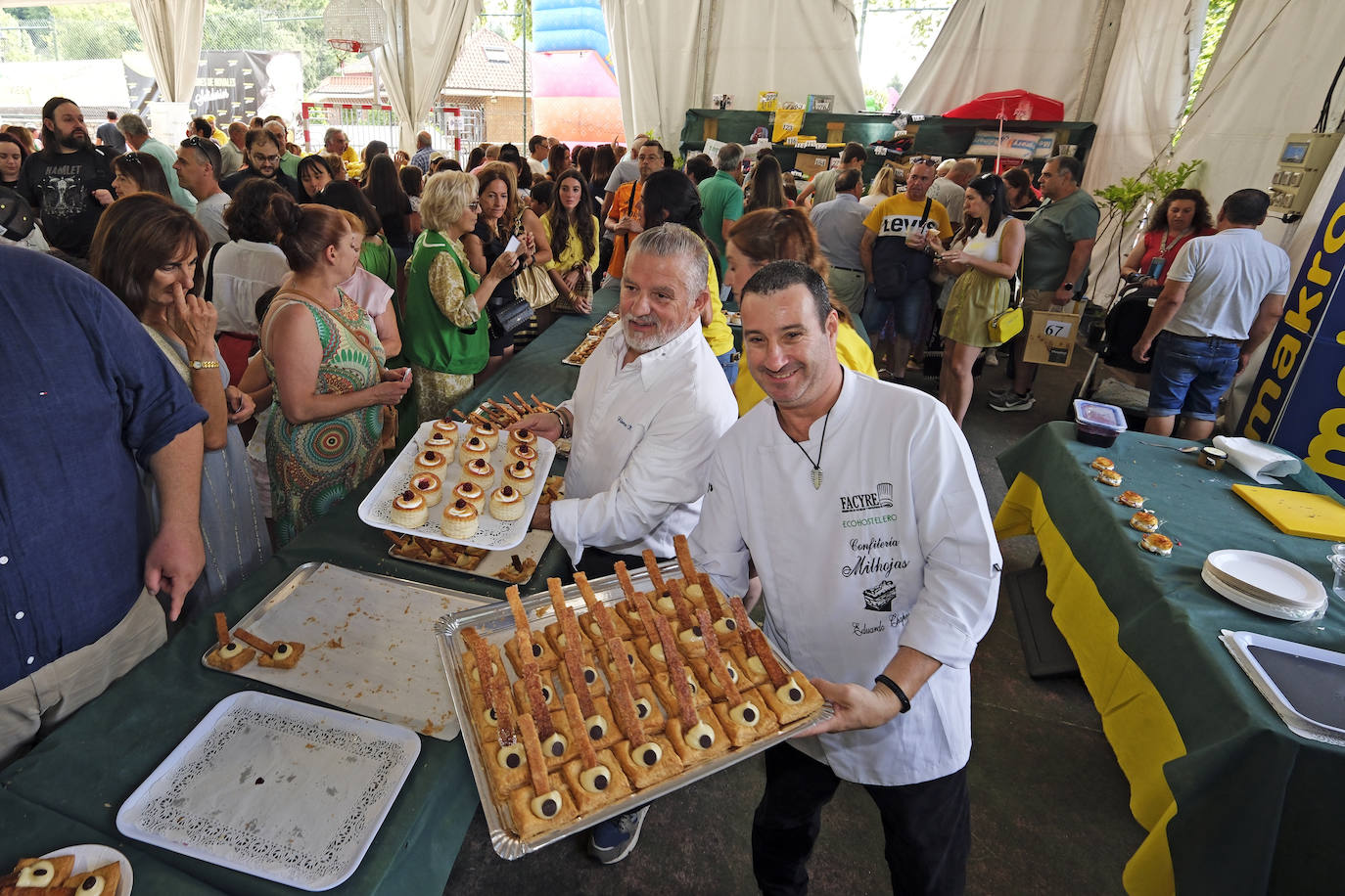 Los puestos se quedaron vacíos al terminar, el objetivo era superar la recaudación de 2023. En la imagen, dos hombres reparten los pasteles a cambio de una contribución para la fiesta.