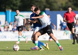 Unai Vencedor pugna por el balón con un rival del Oviedo