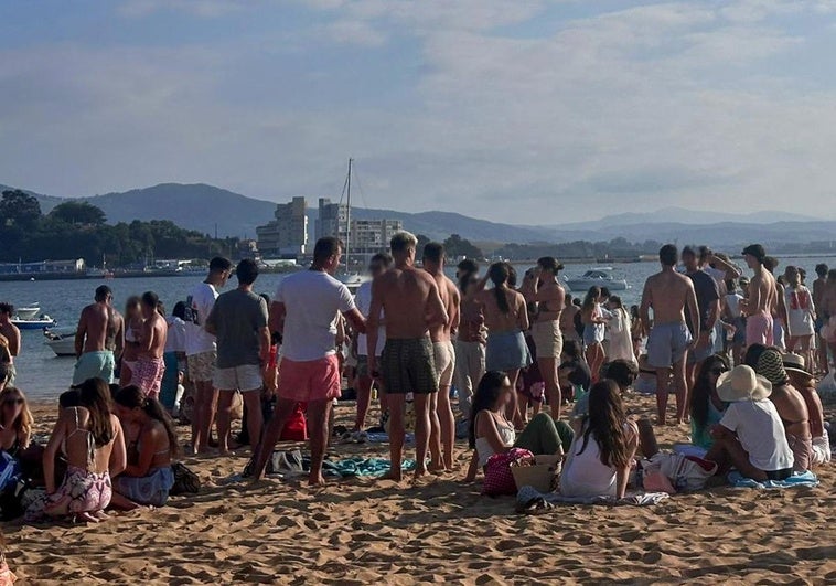 Los jóvenes, este sábado en la playa, en la que, aunque menos multitudinario, se repitió el botellón.