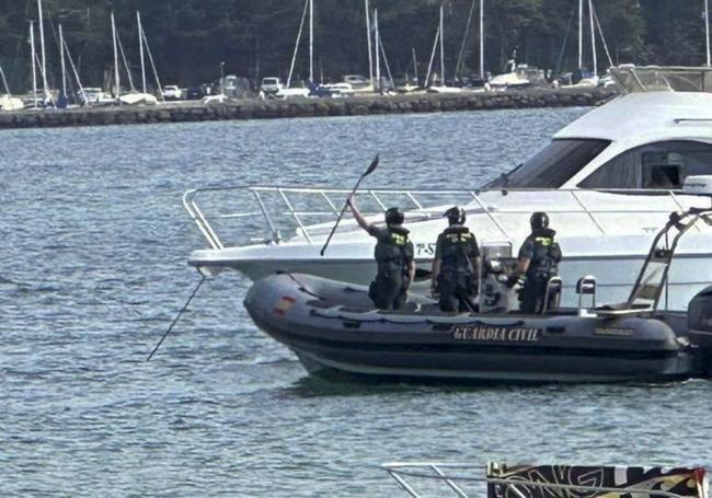 Los agentes de la Guardia Civil en una embarcación