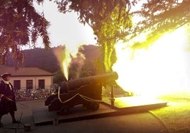 Momento del disparo del cañón de 48 libras junto al Museo de La Cavada.