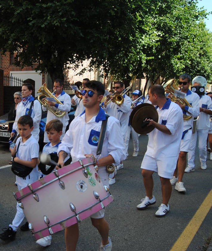 Imagen secundaria 2 - Las Marchosas sacando a hombros a la Morenuca de la iglesia (foto principal). Vecinas ataviadas de Manolas abriendo la procesión y la charanga de Los Ronceros tocó durante todo el recorrido. 