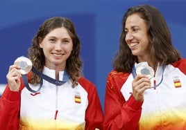 Bucsa y Sorribes muestran orgullosas las medallas de bronce que han ganado hoy en París.