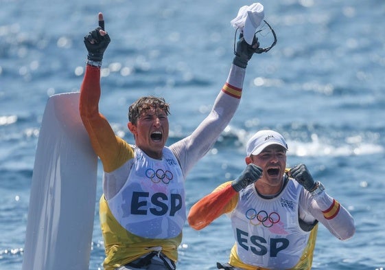 Florian Trittel y Diego Botín, en una de las innumerables imágenes que dejó su celebración tras ganar el oro olímpico