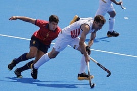 De Ignacio lucha por la bola con el belga Florent van Aubel.