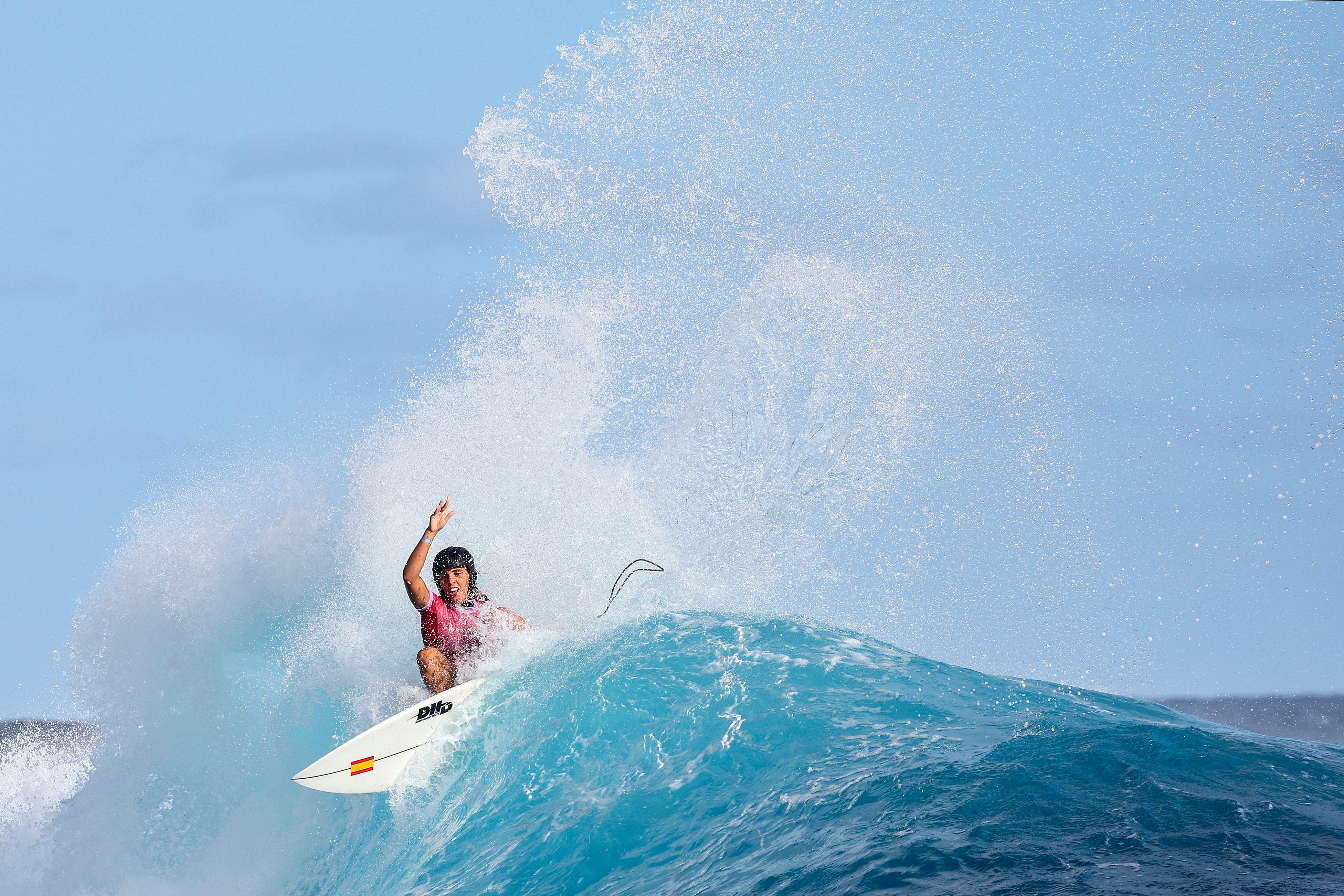 La surfista vasca coge una ola en la competición que se desarrolla en Tahití.