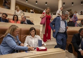 Leticia Díaz y Miguel Ángel Revilla, en el Parlamento.