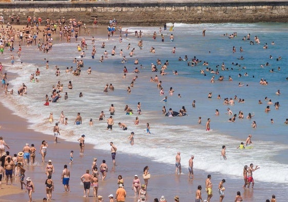 Hasta arriba. El Sardinero, lleno de bañistas este fin de semana