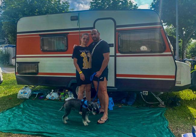 Beatriz Labandeira e Iñaki García, ante su caravana.