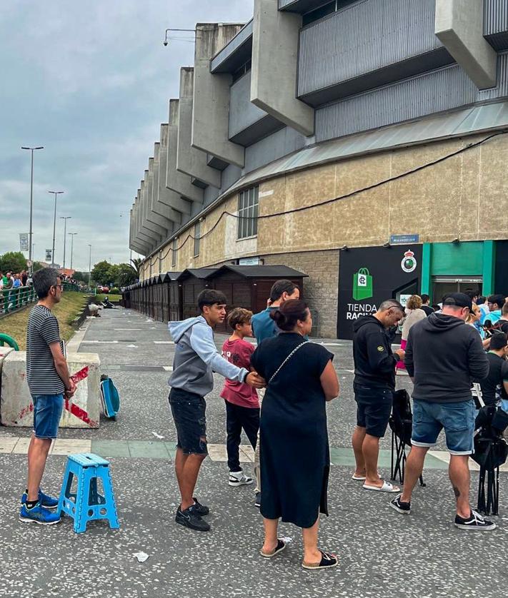 Imagen secundaria 2 - Los aficionados han esperado durante horas para poder comprar un abono.