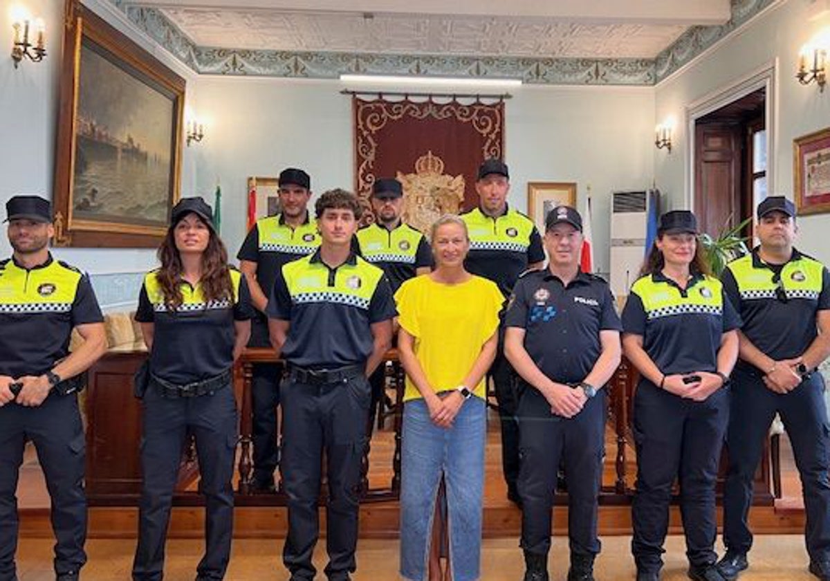 La alcaldesa, Susana Herrán, posa con los auxiliares de Policía Local en el salón de plenos.