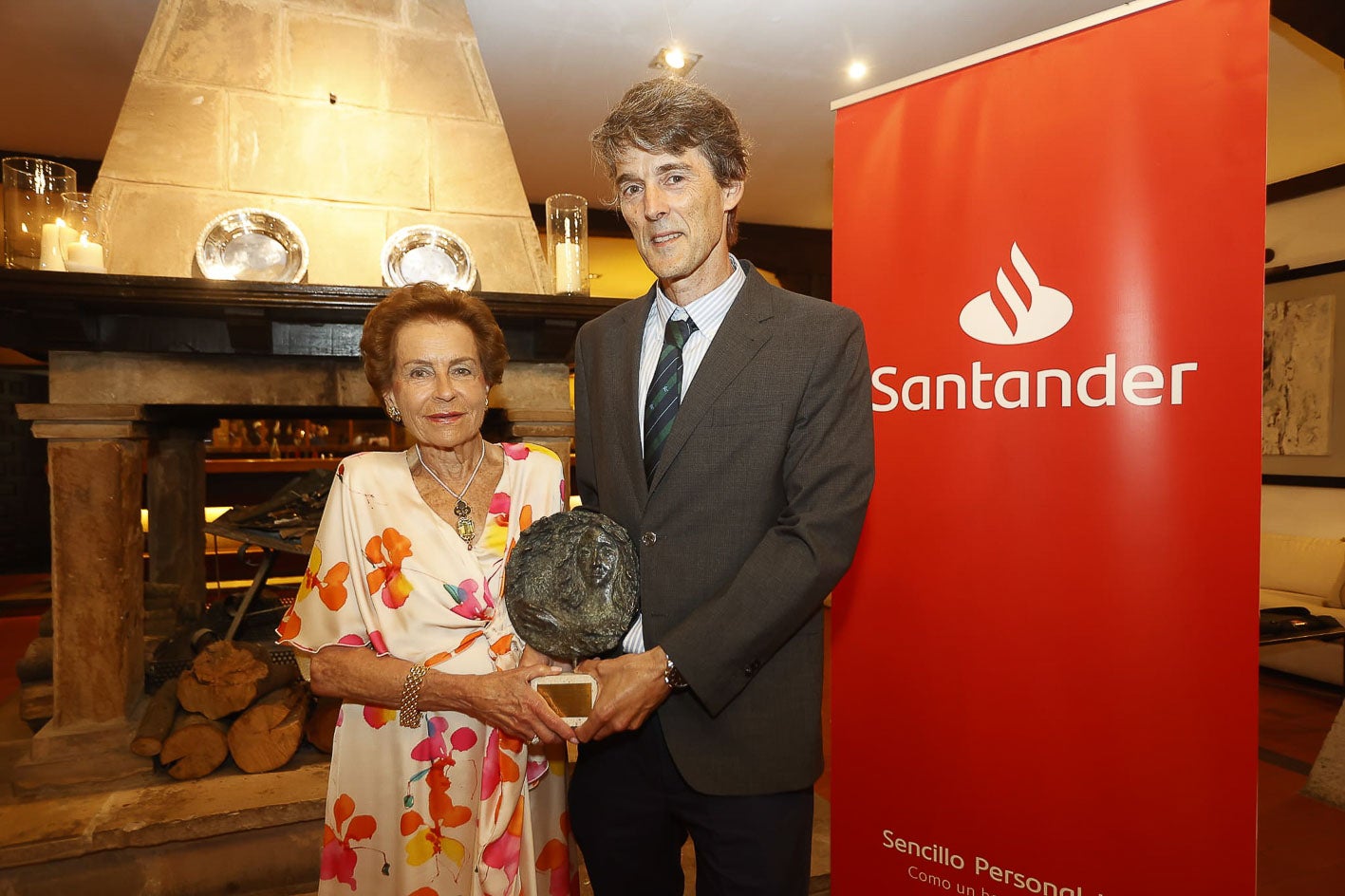 La presidenta de la Asociación Cultural Plaza Porticada, Elena García Botín, junto al premiado, el científico Francisco Matorras.