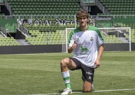 Pablo Rodríguez posa en el césped de los Campos de Sport tras su presentación como nuevo jugador verdiblanco.