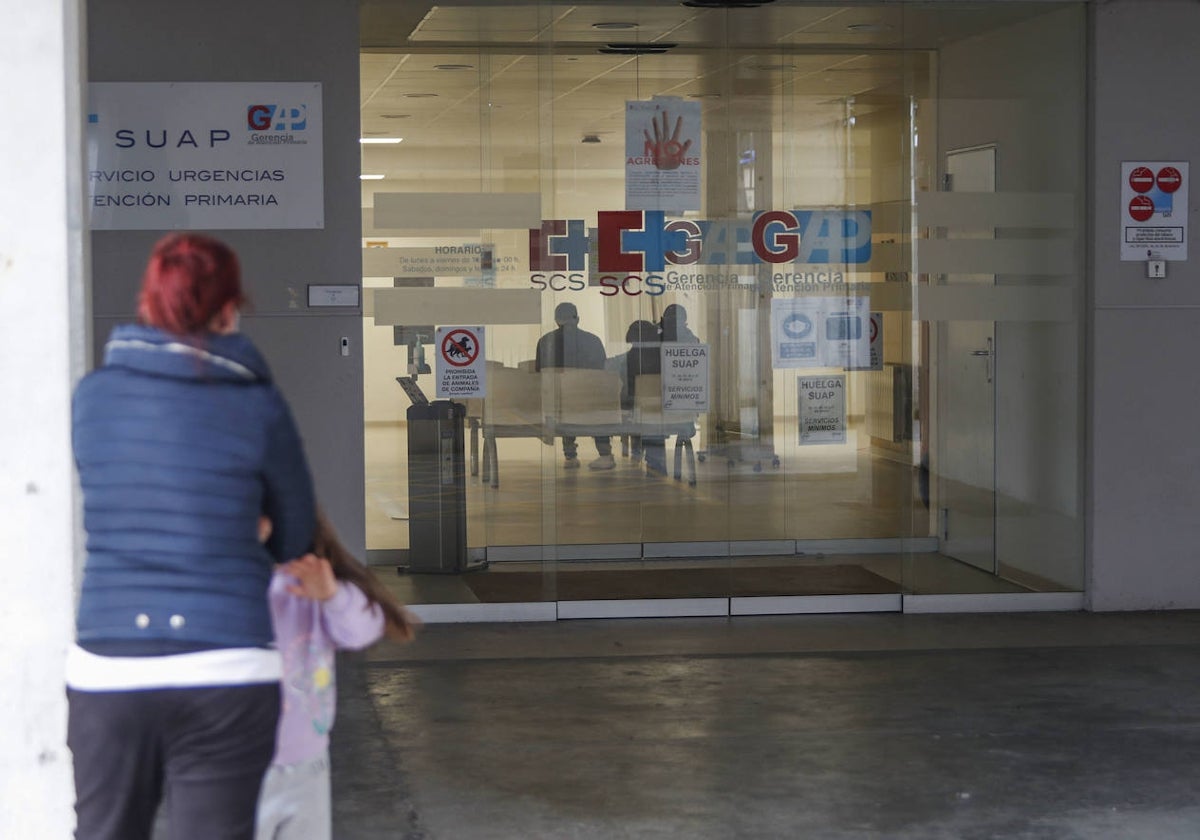 Acceso al centro de salud de Los Castros, en Santander, el año pasado.