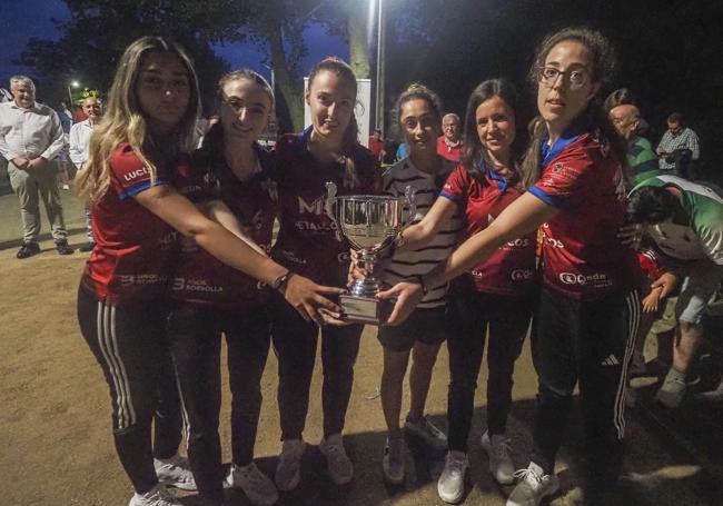 Atlético Deva celebra la consecución de la Copa Femenina, primer título de su historia.