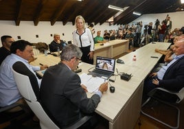 Imagen del pleno en el que la regionalista Sara Izquierdo juró el cargo de alcaldesa después de prosperar la moción de censura frente al socialista Ángel Rodríguez.