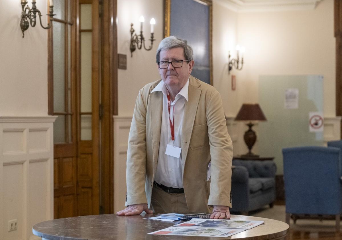 Juan Manuel Bonet, autor de 'La patria oscura', en el Palacio de La Magdalena.