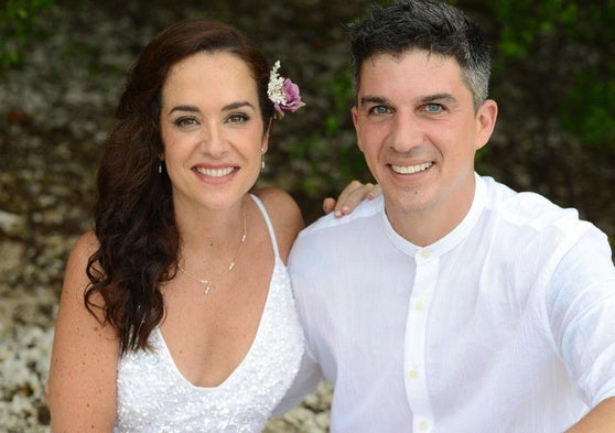 Daniel Fernández junto a su pareja, Elena Naharro.