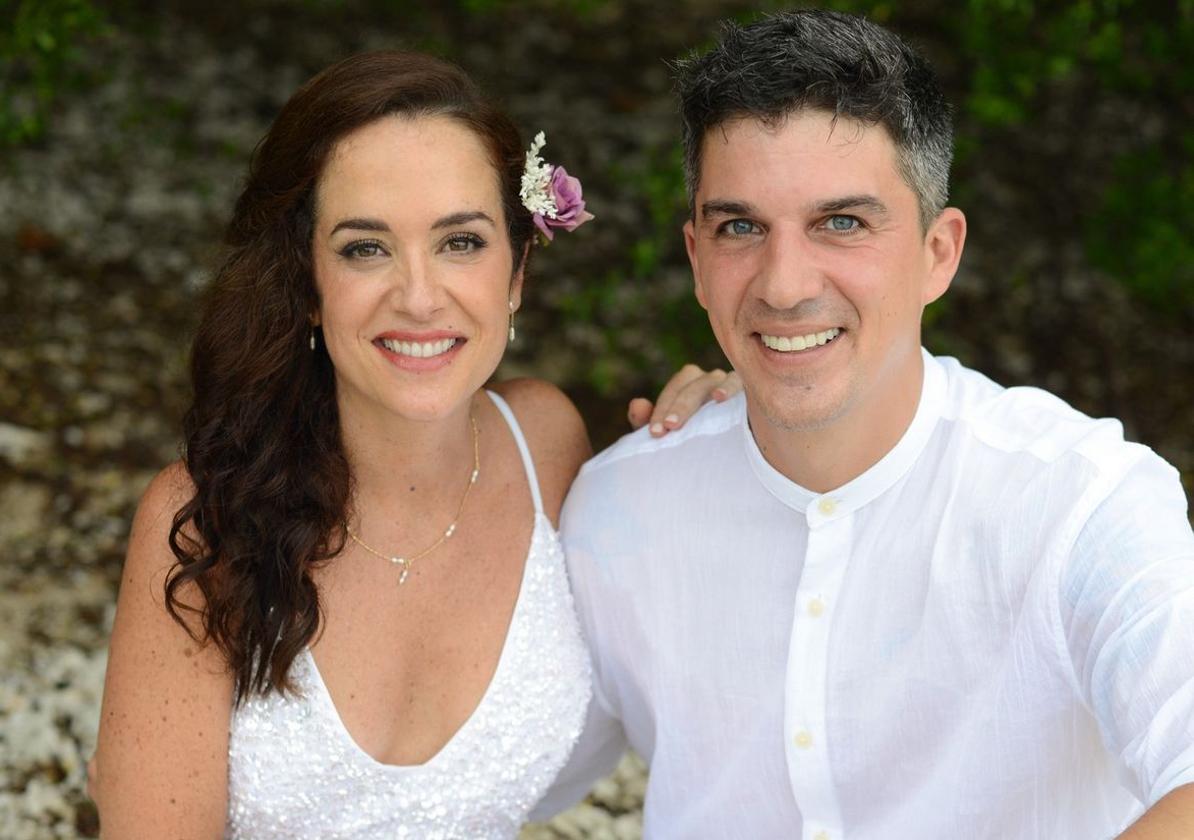 Daniel Fernández junto a su pareja, Elena Naharro.