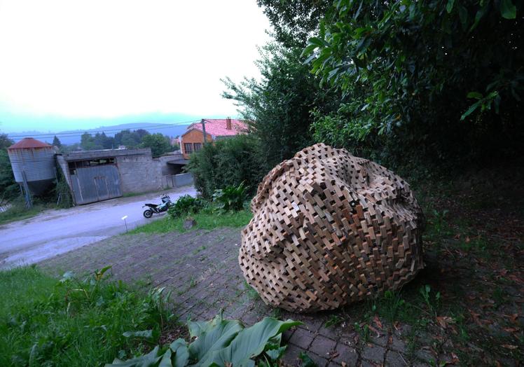 La peruana Karen Macher ha creado un cilindro de cinco mil quinientas piezas de madera.