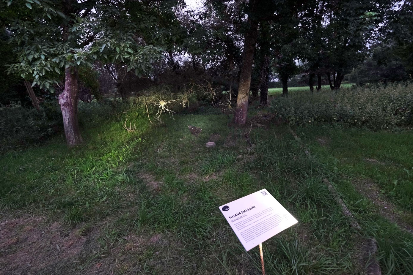 La Red Neuronal de Susana Malagón, junto al río Saja, en el bosque de Mazcuerras.