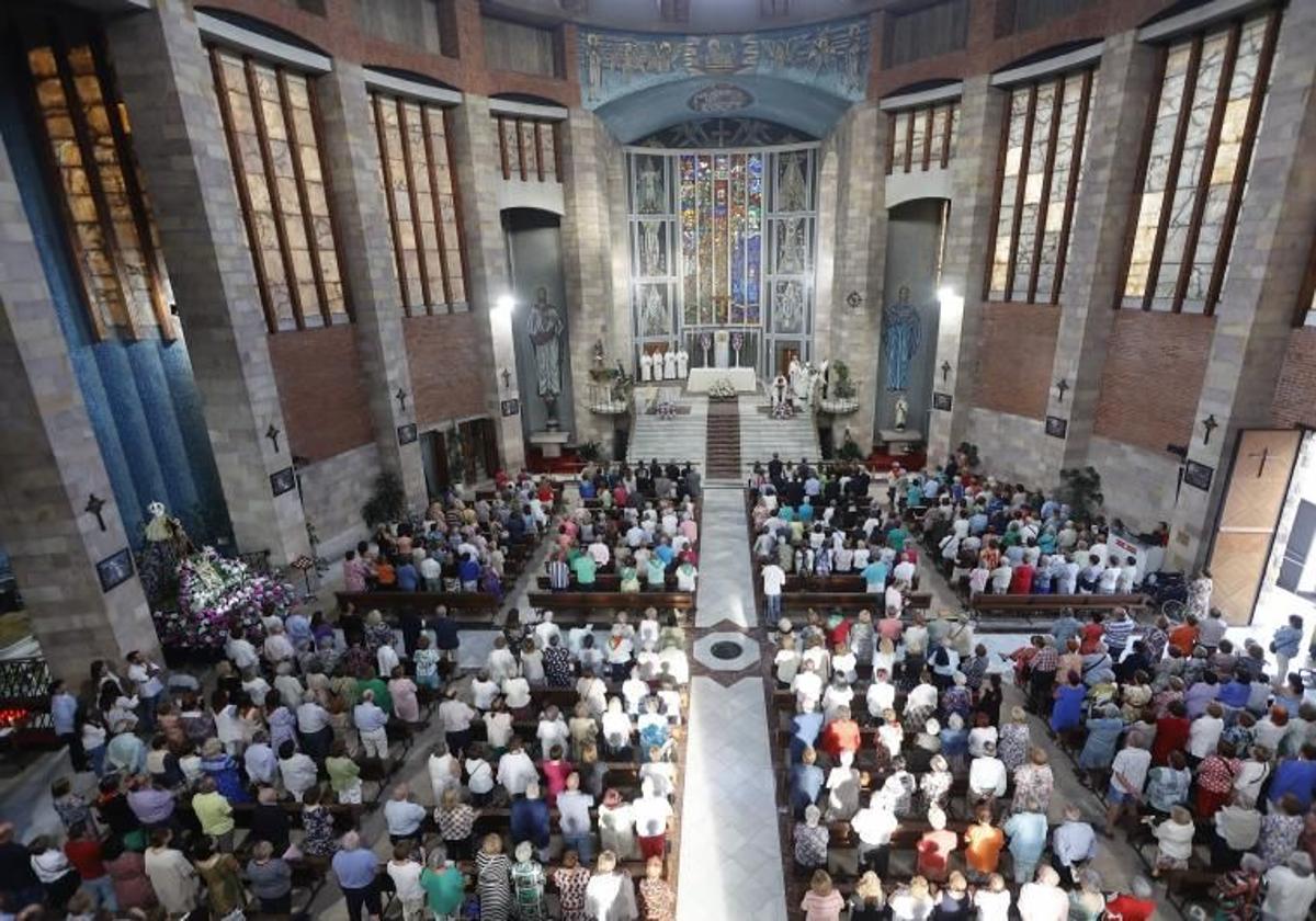 Los fieles abarrotan la iglesia de la Virgen Grande un 15 de agosto.