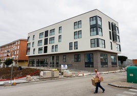 Un vecino camina junto a las obras de construcción del nuevo Hogar del Transeúnte, en Torrelavega.