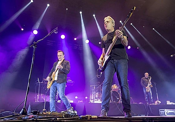 Hombres G sobre el escenario, con Daniel Mezquita (izquierda) y David Summers (derecha)